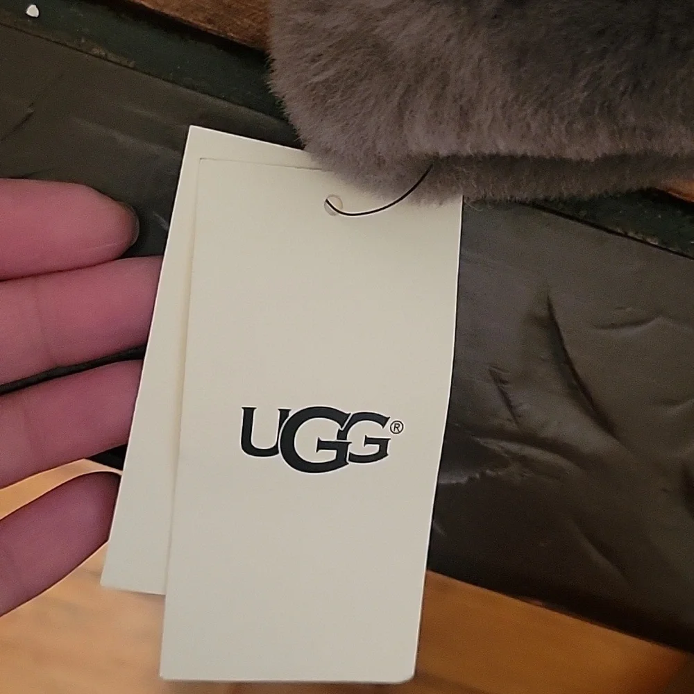 UGG Perforated shearling glove. Grey Sz: large Cold Weather Snow Skiing Outdoors